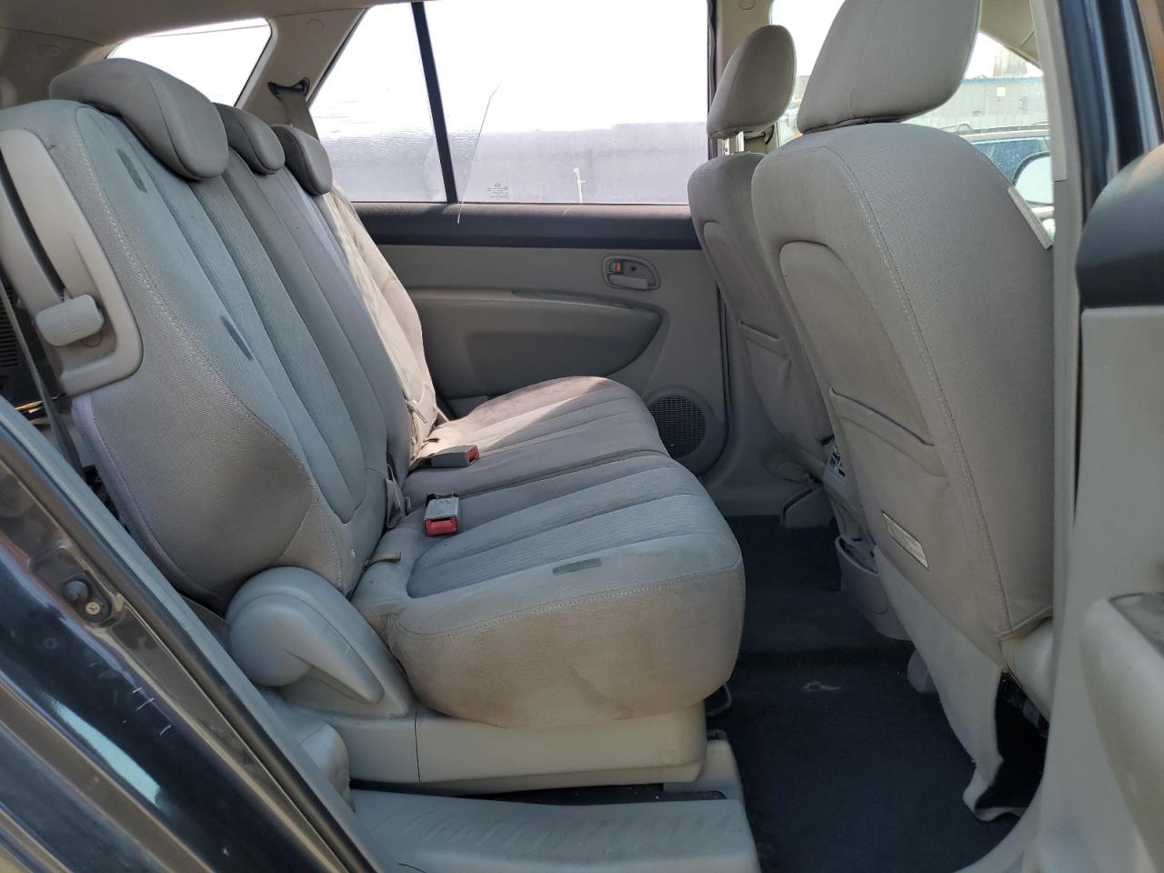 2007 Kia Rondo Base VIN: KNAFG525X77121936 Lot: 71468555