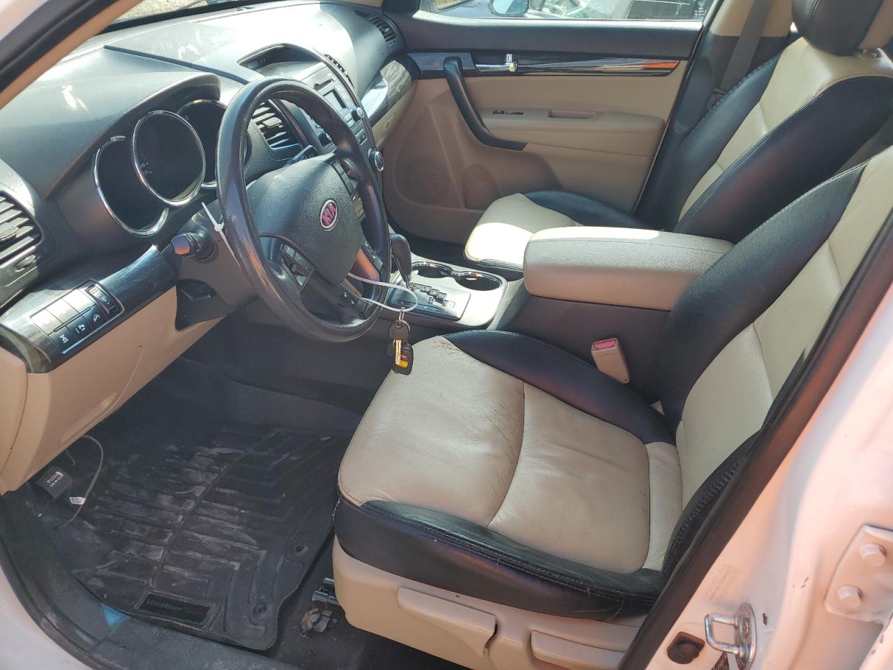 2011 Kia Sorento Base VIN: 5XYKTCA17BG143498 Lot: 83870305