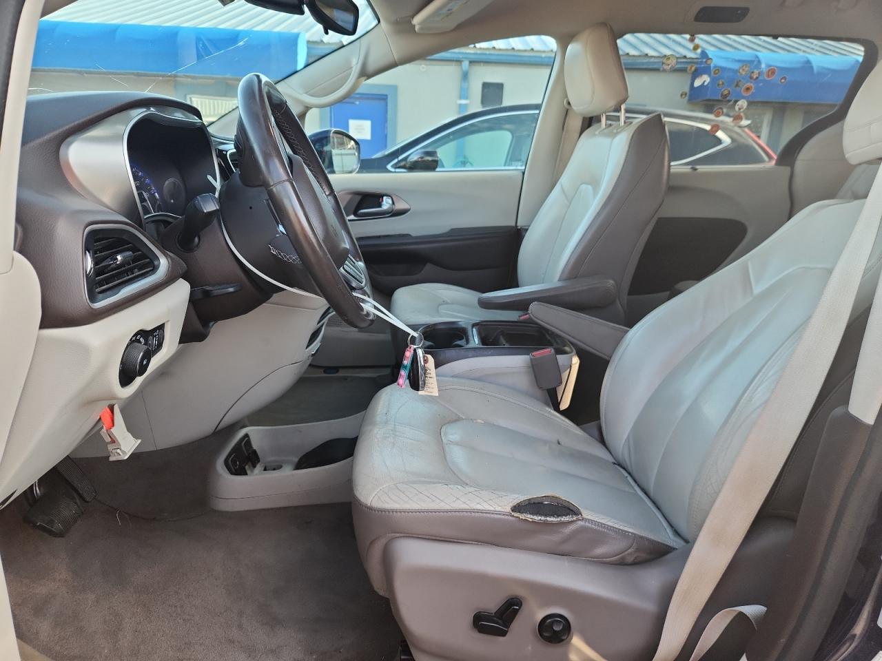 2017 Chrysler Pacifica Touring L VIN: 2C4RC1BGXHR675628 Lot: 81395275