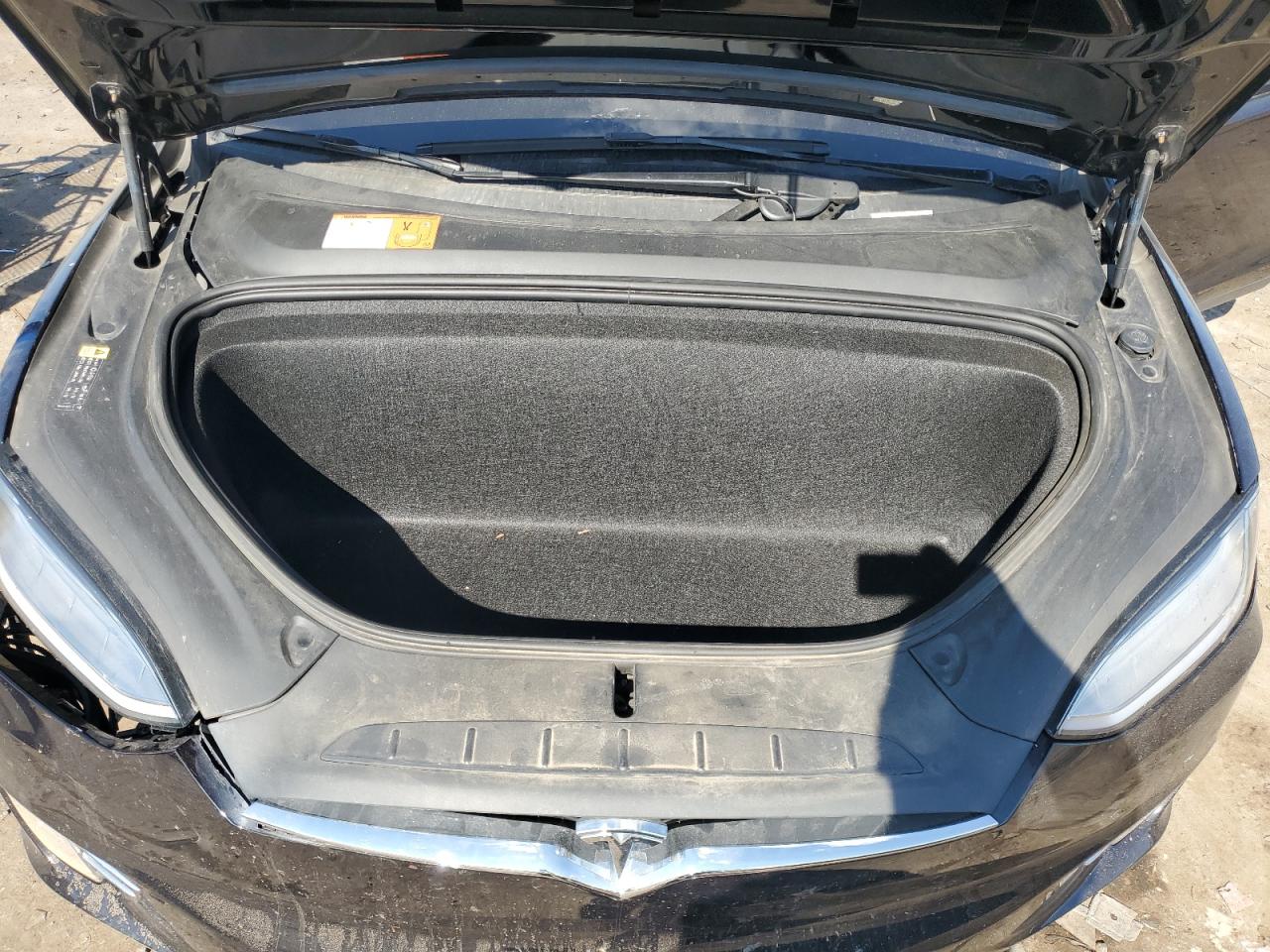 2018 Tesla Model X VIN: 5YJXCDE25JF121990 Lot: 81138065