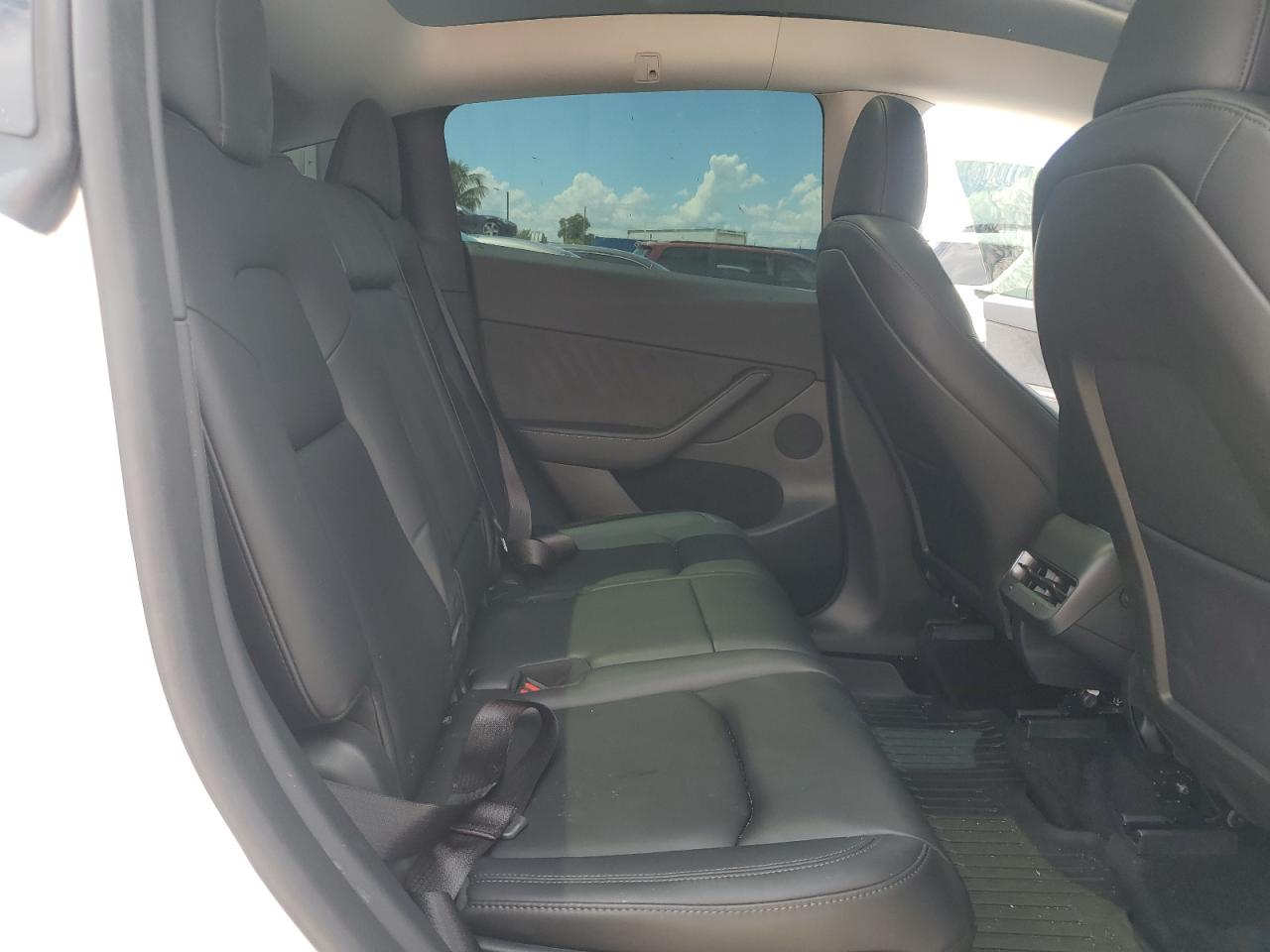 2024 Tesla Model Y VIN: 7SAYGAEE8RF102690 Lot: 80623965