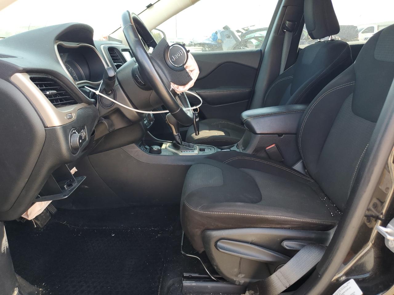 2015 Jeep Cherokee Latitude VIN: 1C4PJMCS3FW665884 Lot: 81777595