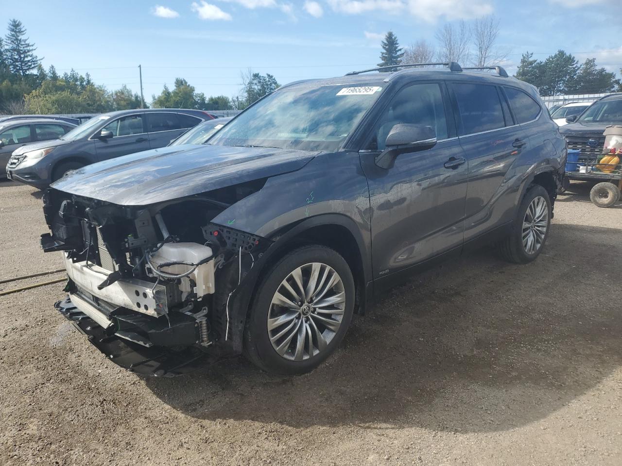 2022 Toyota Highlander Hybrid Platinum