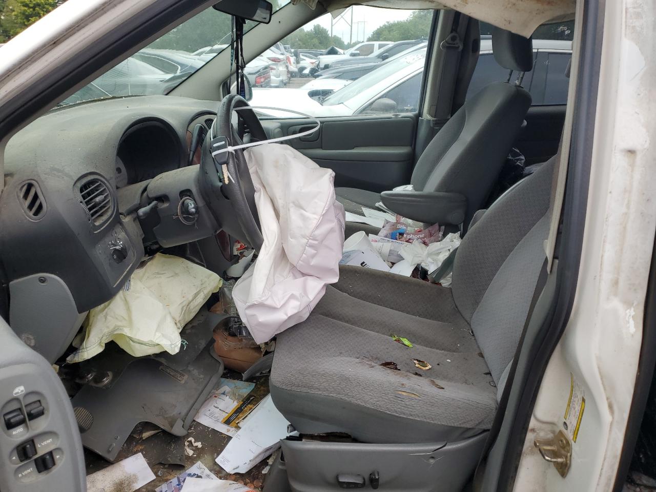 2005 Chrysler Town & Country VIN: 1C4GP45R05B438229 Lot: 81195665