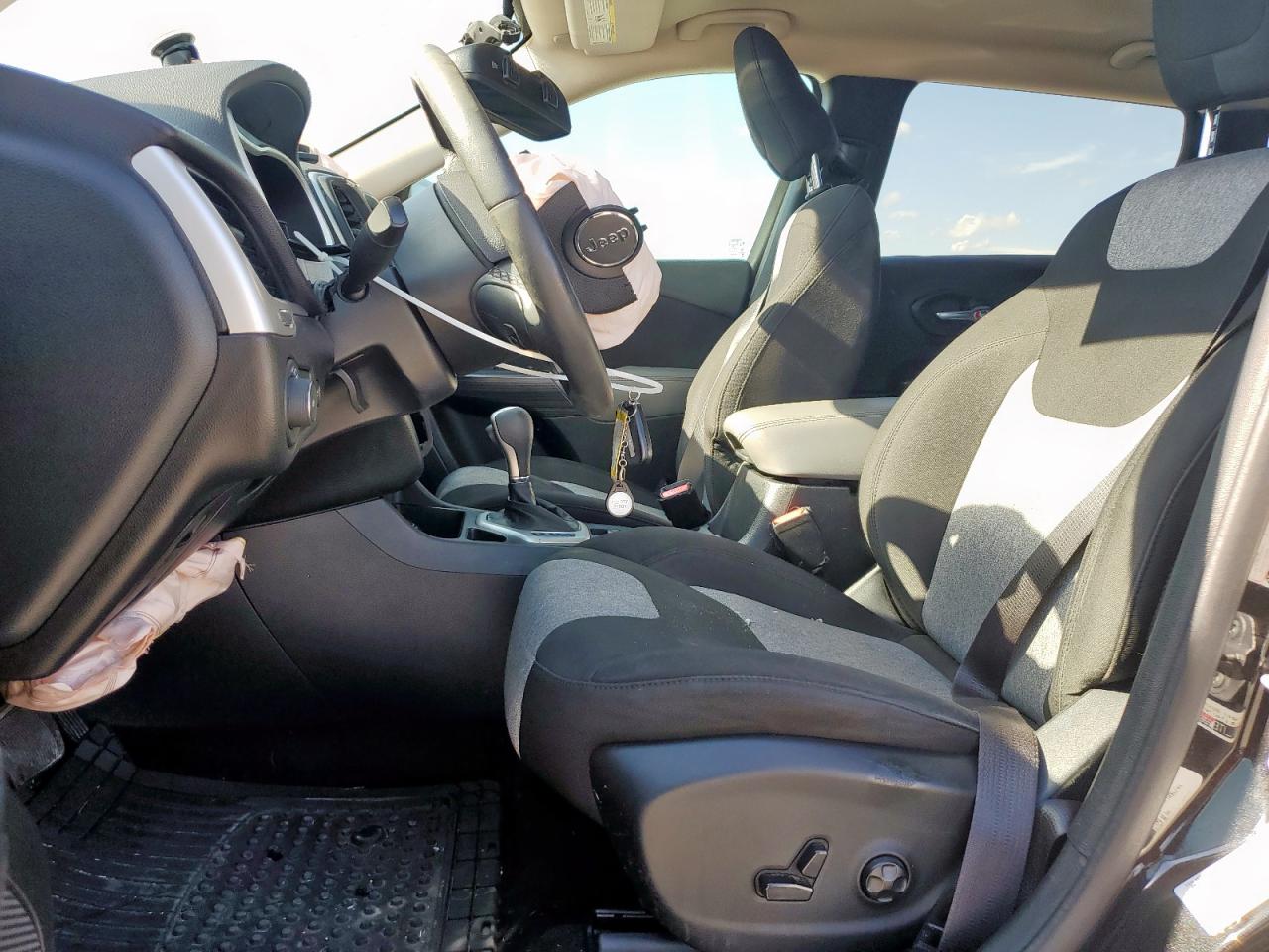 2014 Jeep Cherokee Latitude VIN: 1C4PJLCS1EW117181 Lot: 83802585