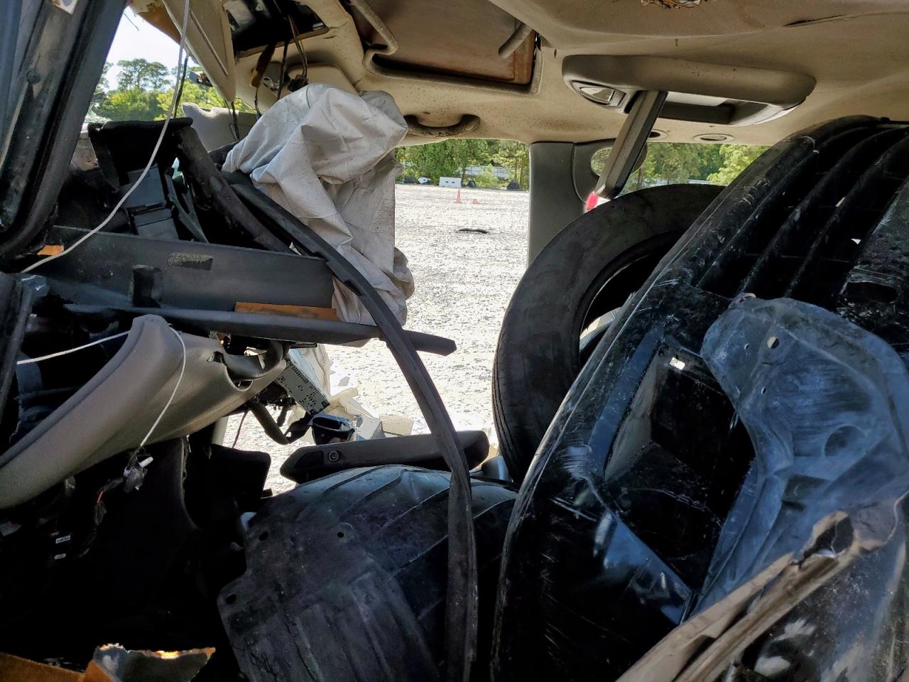 2001 Chevrolet Suburban C1500 VIN: 3GNEC16T31G220015 Lot: 82028735