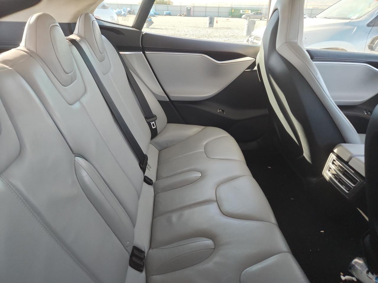 2014 Tesla Model S VIN: 5YJSA1H19EFP33651 Lot: 81701985