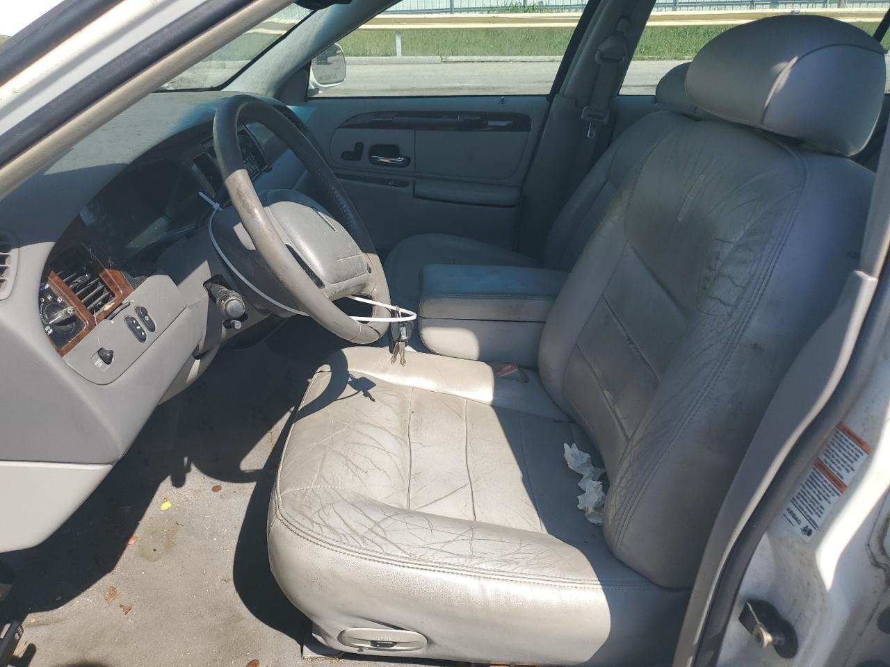 2001 Lincoln Town Car Executive VIN: 1LNHM81W81Y697408 Lot: 71071315