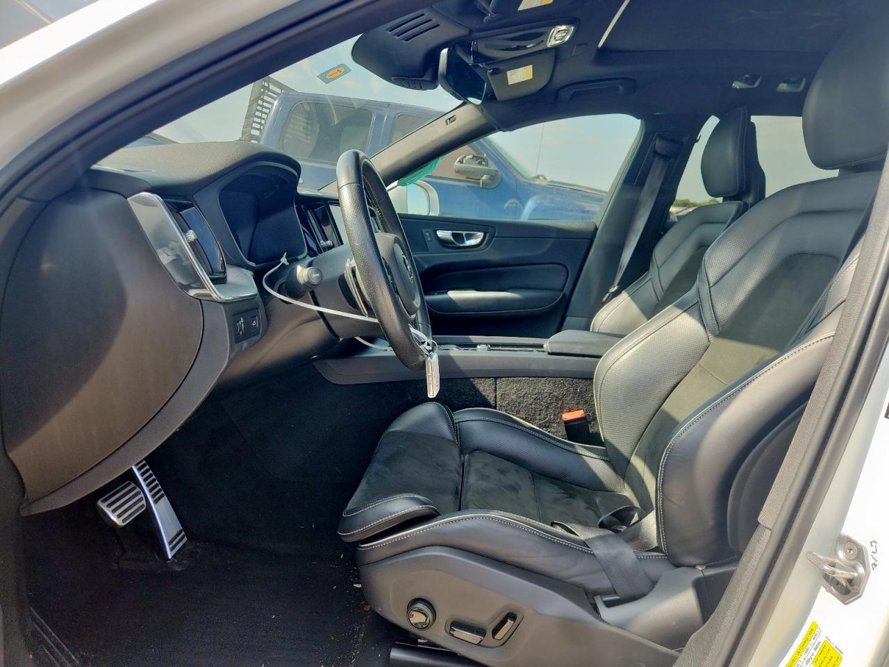 2018 Volvo Xc60 T6 R-Design VIN: LYVA22RM9JB117015 Lot: 83844395