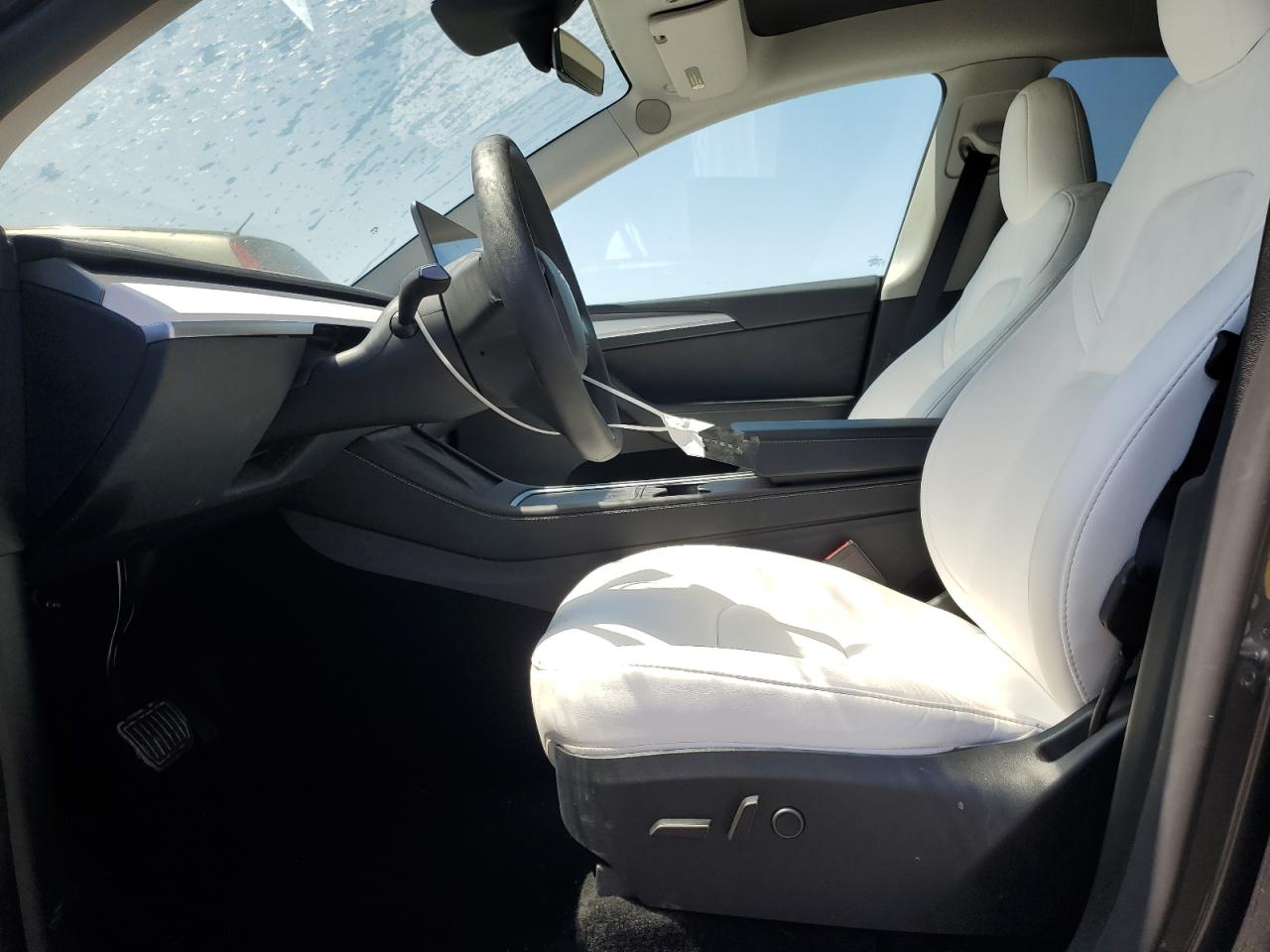 2024 Tesla Model Y VIN: 7SAYGDEE8RF063701 Lot: 70274125