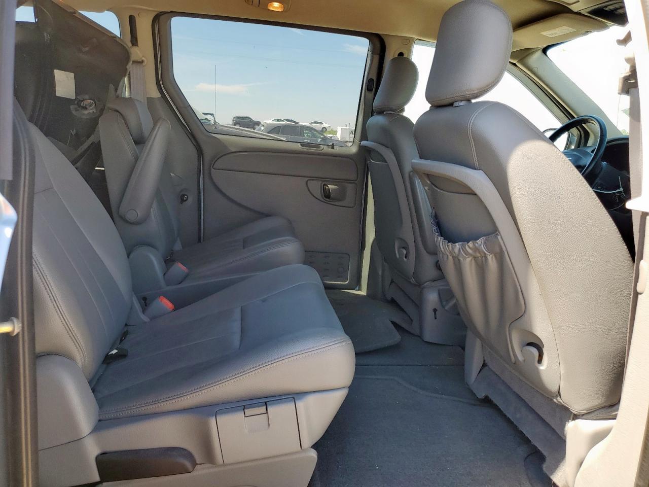 2005 Chrysler Town & Country Touring VIN: 2C8GP54LX5R227669 Lot: 81917425