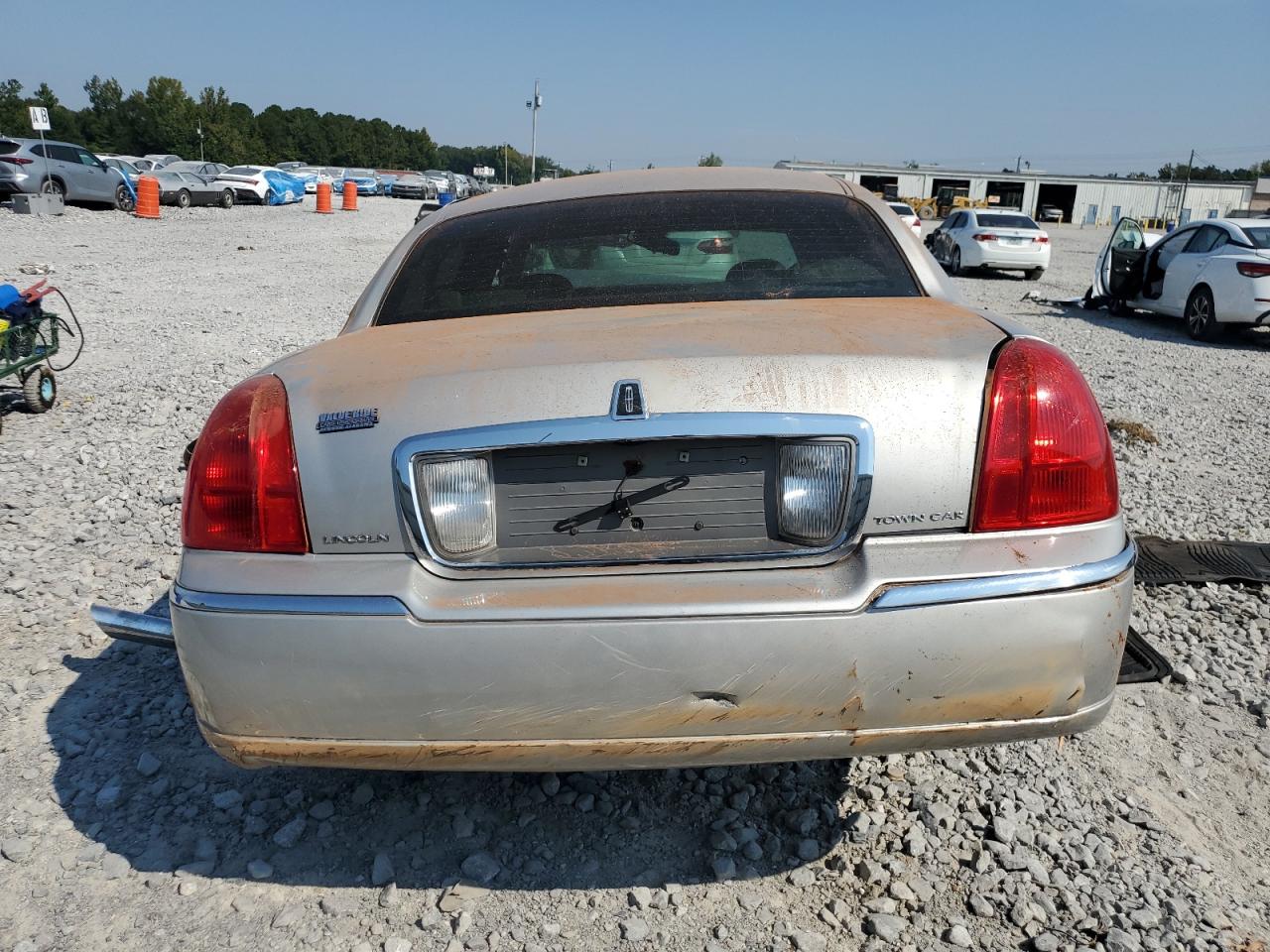 2008 Lincoln Town Car Signature Limited VIN: 2LNHM82WX8X658778 Lot: 81089305