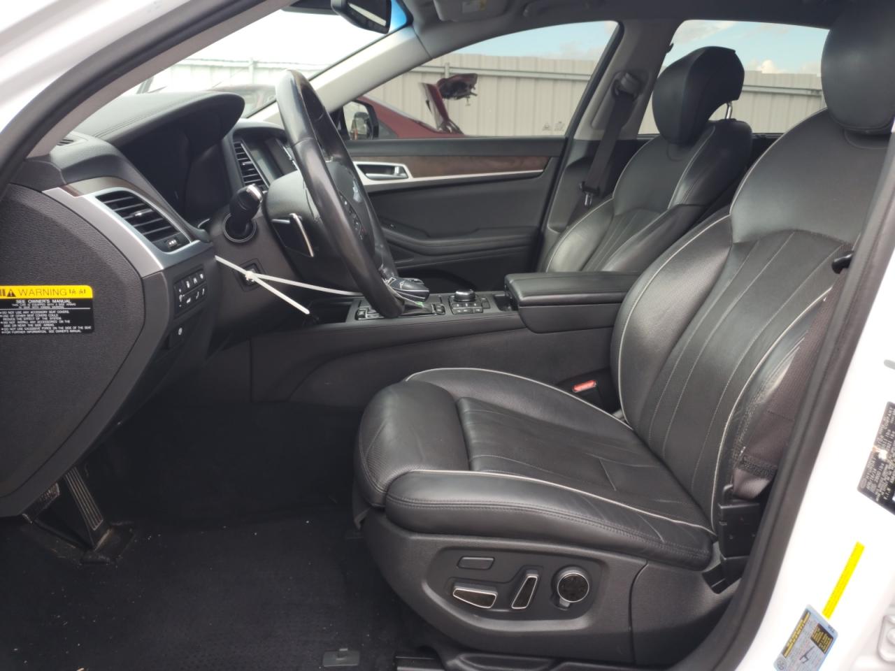 2015 Hyundai Genesis 3.8L VIN: KMHGN4JE9FU021640 Lot: 82060555