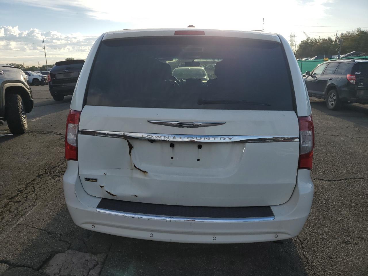 2011 Chrysler Town & Country Touring L VIN: 2A4RR8DG7BR796574 Lot: 81045375
