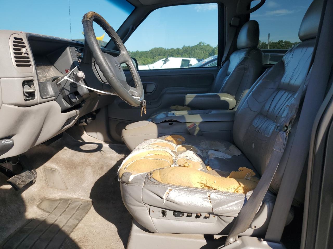 1999 Chevrolet Suburban C1500 VIN: 1GNEC16R7XJ377686 Lot: 80716255