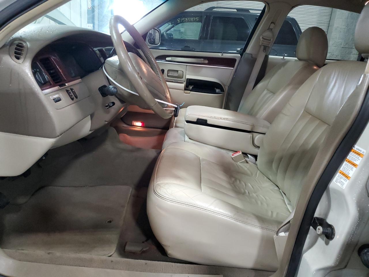 2004 Lincoln Town Car Executive VIN: 1LNHM81W14Y663377 Lot: 82128035