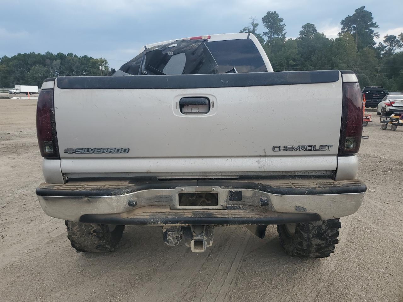 2005 Chevrolet Silverado C2500 Heavy Duty VIN: 1GCHC23285F925696 Lot: 80605395