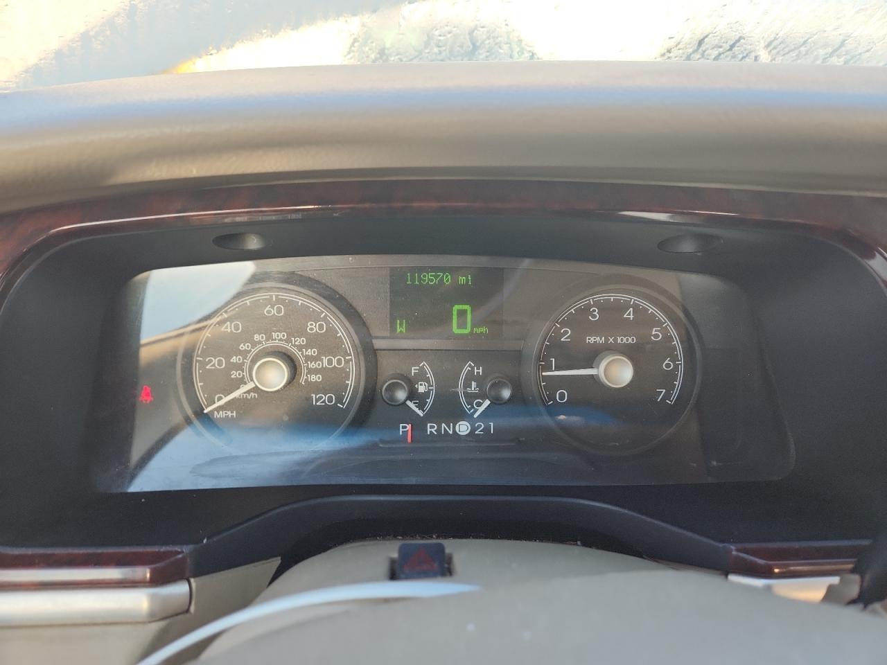 2006 Lincoln Town Car Signature Limited VIN: 1LNHM82V86Y617666 Lot: 83872875