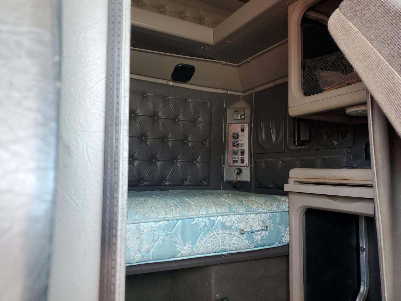 2002 International 9200 9200I VIN: 2HSCEAER02C030811 Lot: 84390695
