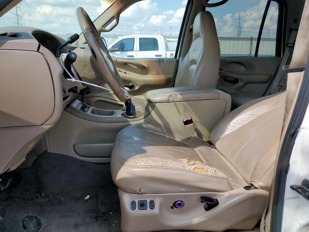 2000 Ford Expedition Eddie Bauer VIN: 1FMRU1760YLA28348 Lot: 81098665