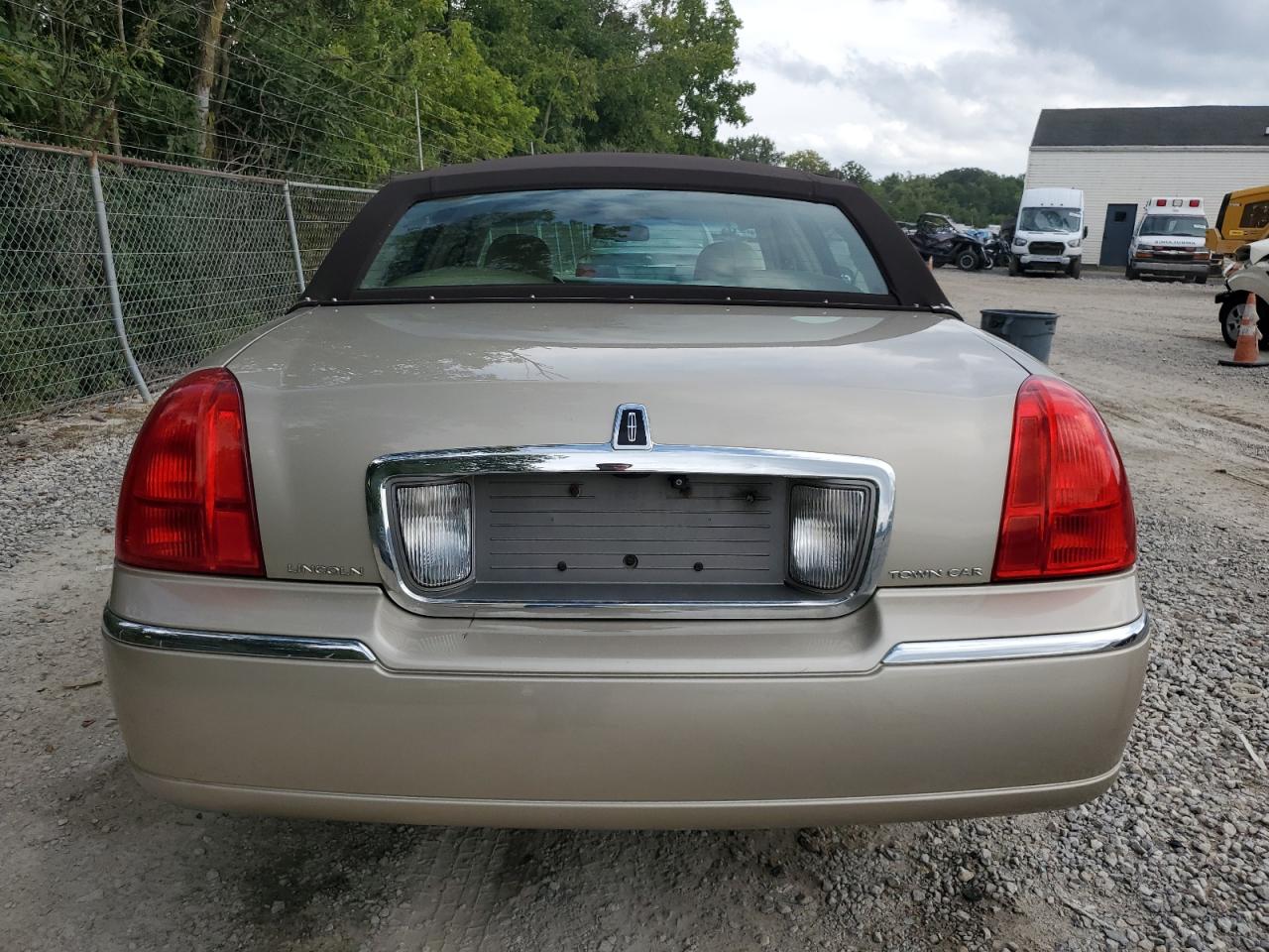 2009 Lincoln Town Car Signature Limited VIN: 2LNHM82V69X633563 Lot: 70876975