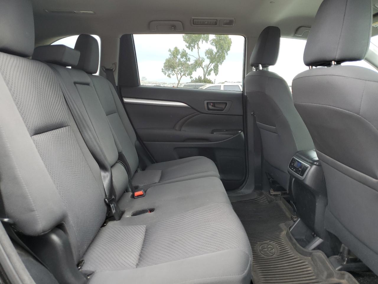 2018 Toyota Highlander Le VIN: 5TDBZRFHXJS877061 Lot: 81778305