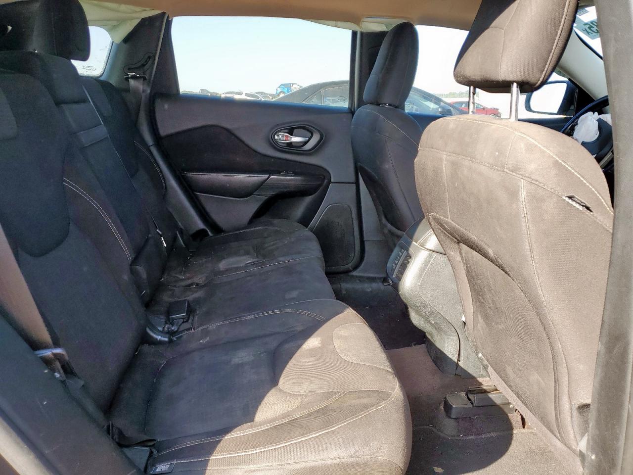 2016 Jeep Cherokee Latitude VIN: 1C4PJLCSXGW222210 Lot: 80284085