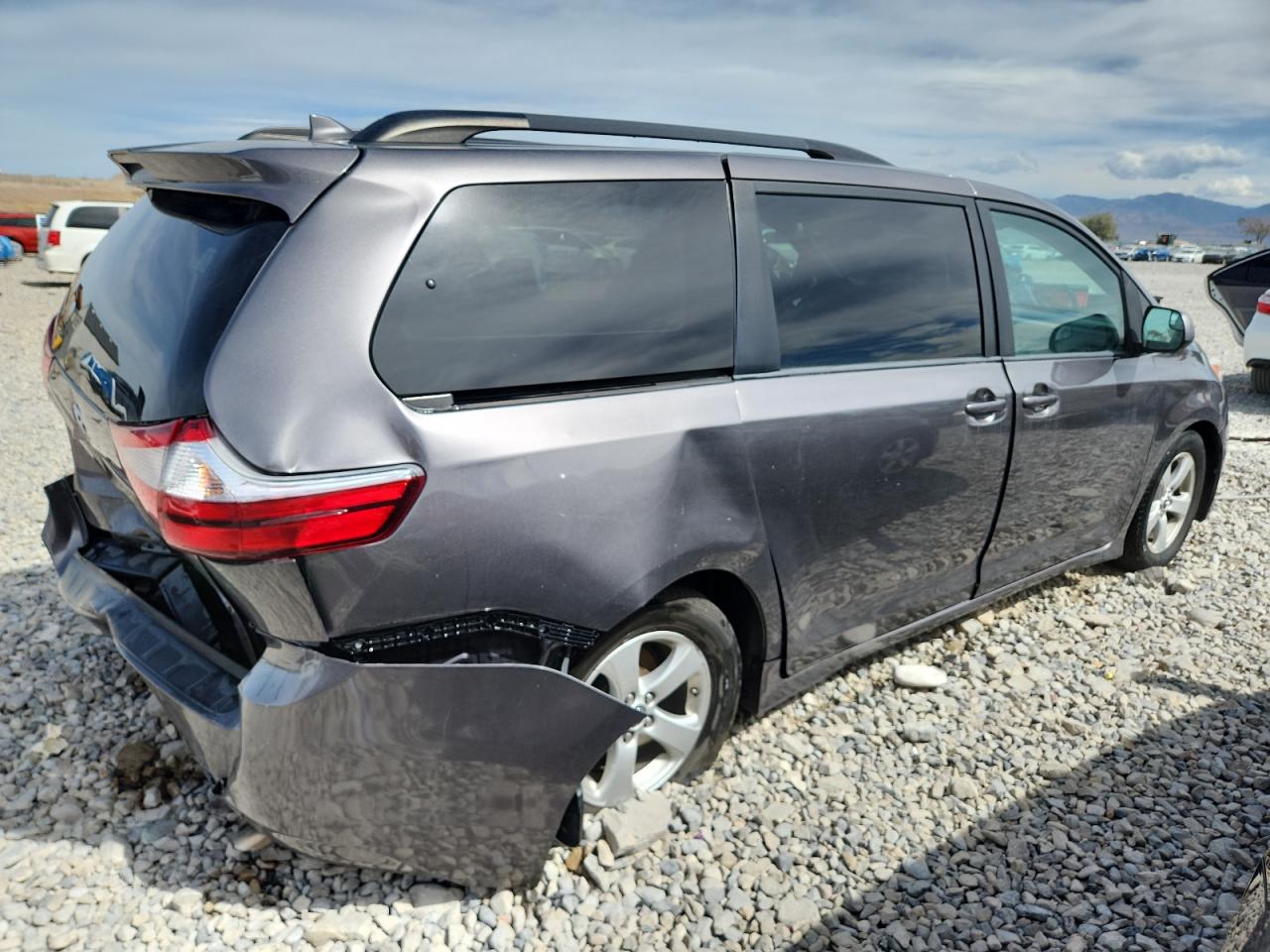 2018 Toyota Sienna Le grey null gas 5TDKZ3DC3JS920966 photo #4