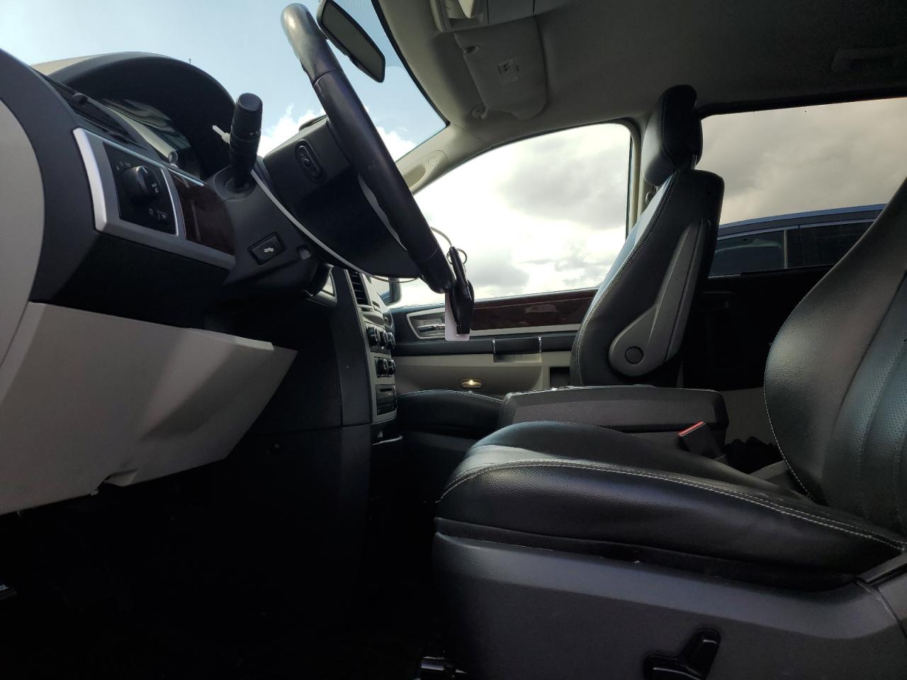 2010 Chrysler Town & Country Touring Plus VIN: 2A4RR8DXXAR353284 Lot: 81791795