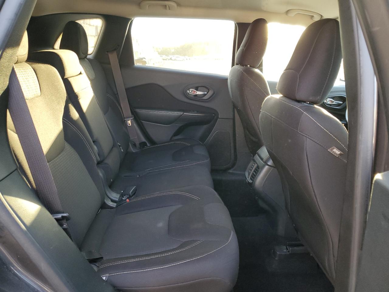 2015 Jeep Cherokee Latitude VIN: 1C4PJMCS8FW622321 Lot: 70870605