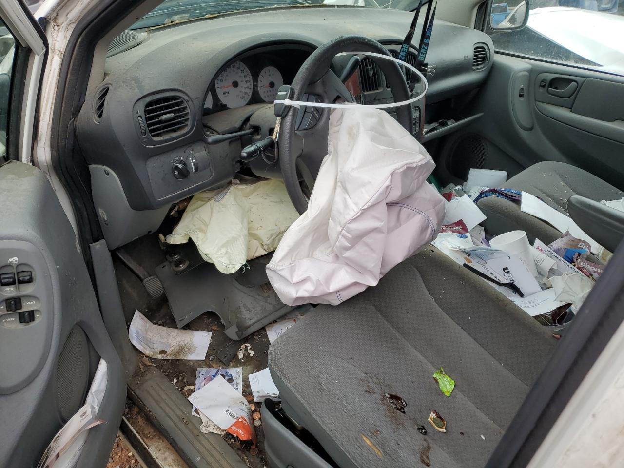 2005 Chrysler Town & Country VIN: 1C4GP45R05B438229 Lot: 81195665