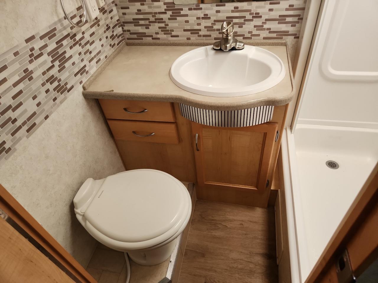 2002 Ford F550 Super - Rvs Rv VIN: 1FCNF53S720A10428 Lot: 71016175