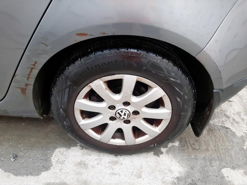 2004 VOLKSWAGEN GOLF FSI SE 