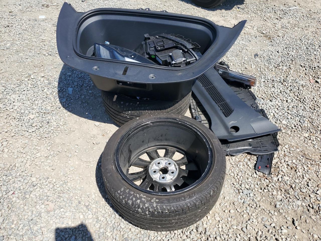 2024 Tesla Model Y VIN: 7SAYGDEE8RF063701 Lot: 70274125