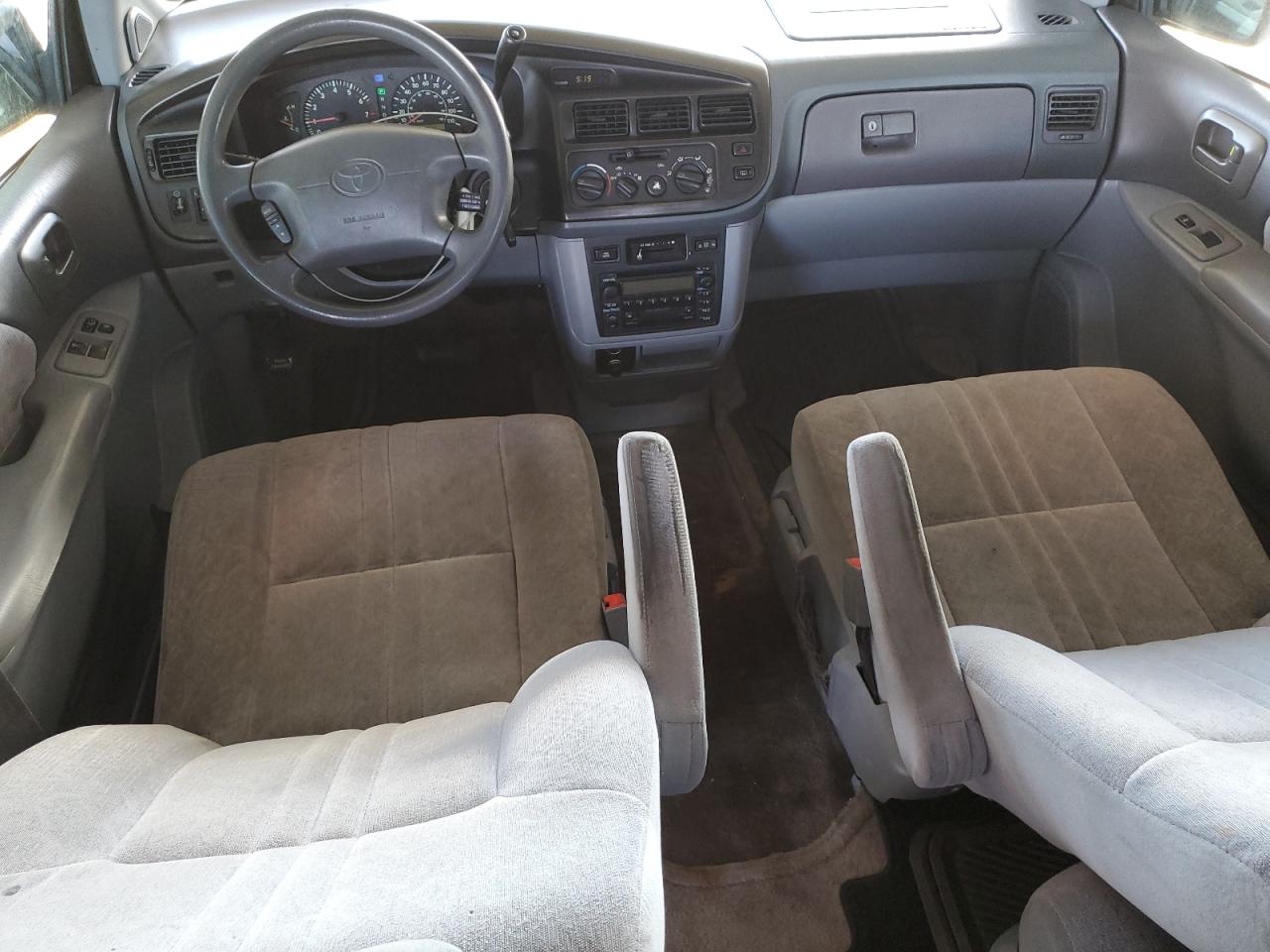 2000 Toyota Sienna Le VIN: 4T3ZF13C4YU235347 Lot: 81927765