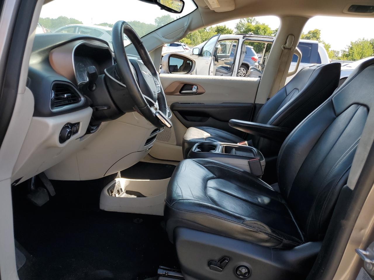 2017 Chrysler Pacifica Touring L VIN: 2C4RC1BG8HR705340 Lot: 71433955