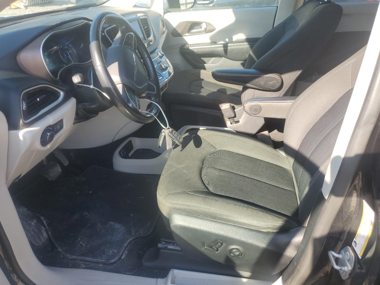 2020 Chrysler Voyager Lx VIN: 2C4RC1CGXLR171913 Lot: 84238555