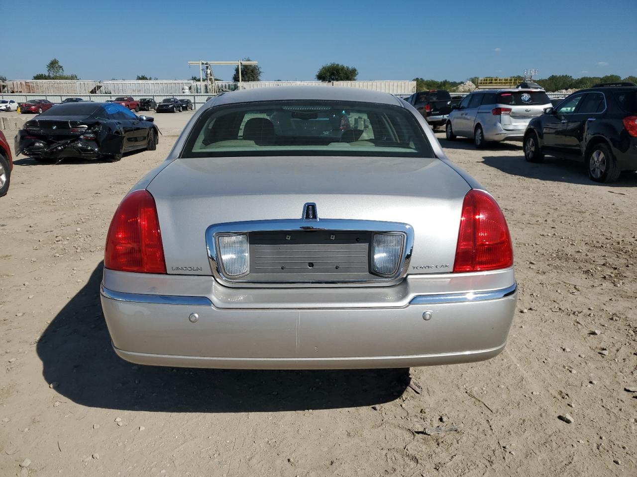 2004 Lincoln Town Car Executive VIN: 1LNHM81W34Y678205 Lot: 84435585