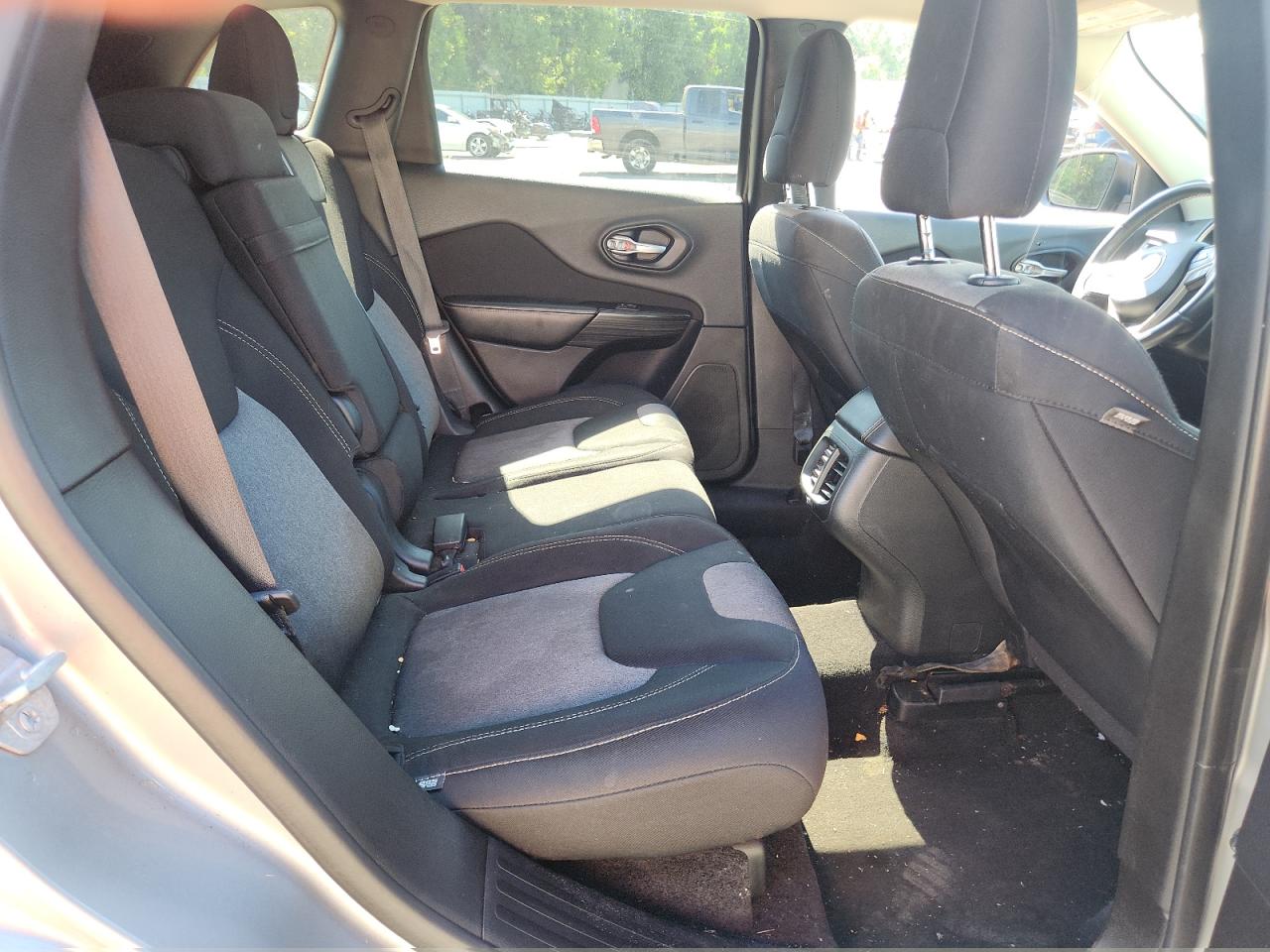 2015 Jeep Cherokee Sport VIN: 1C4PJLAB8FW657633 Lot: 81061385
