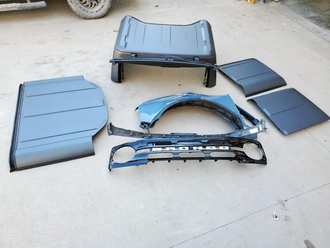 2023 Ford Bronco Base VIN: 1FMEE5DPXPLB37821 Lot: 81831165