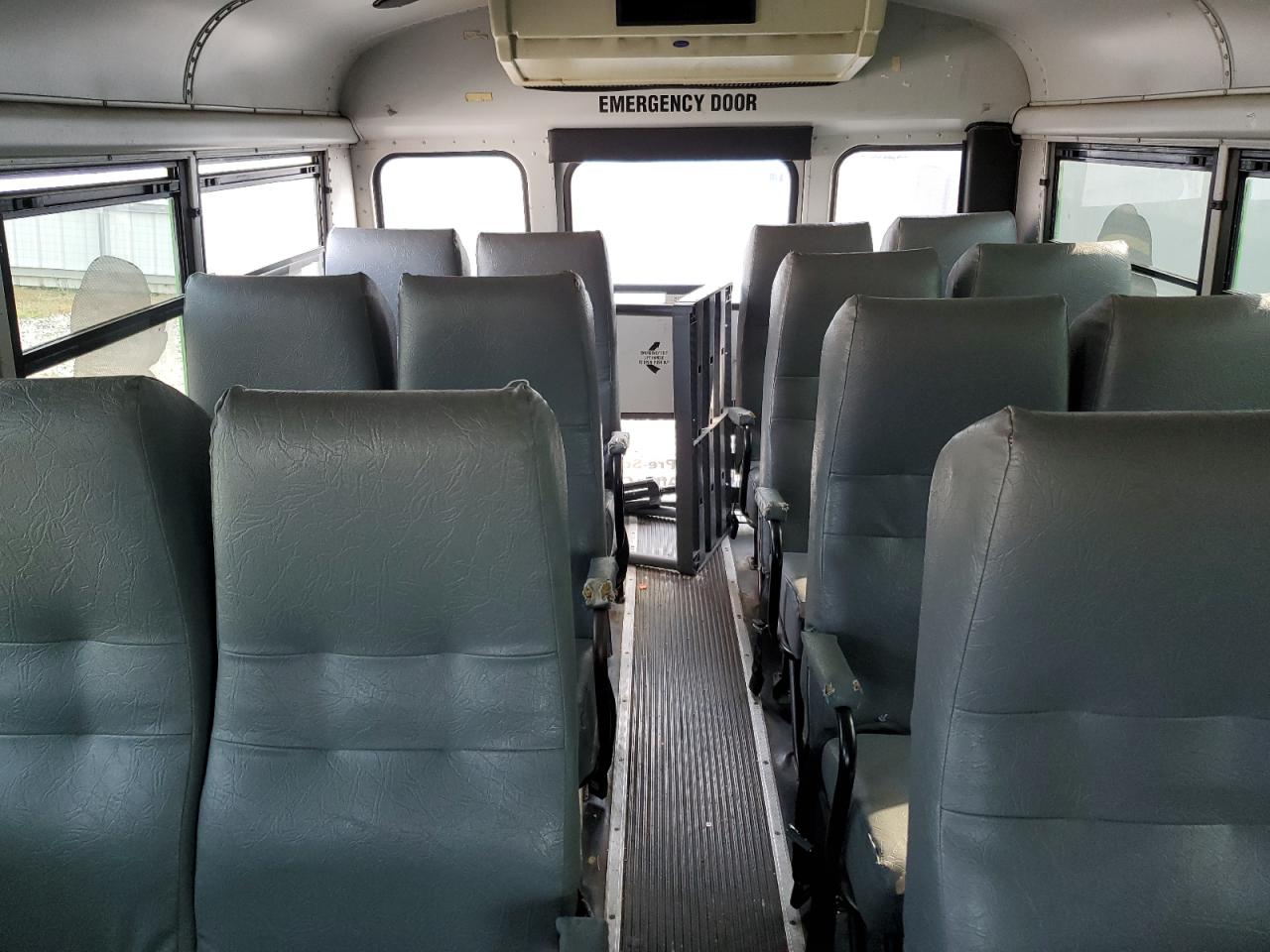 2002 GMC Savana Cutaway G3500 VIN: 1GDHG31R621235671 Lot: 70904765