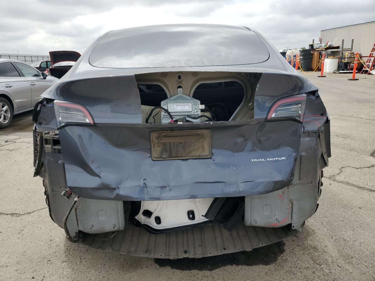 2023 Tesla Model Y VIN: 7SAYGDEE1PF910670 Lot: 81684615
