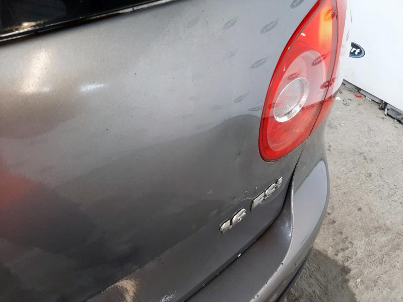 2004 VOLKSWAGEN GOLF FSI SE 