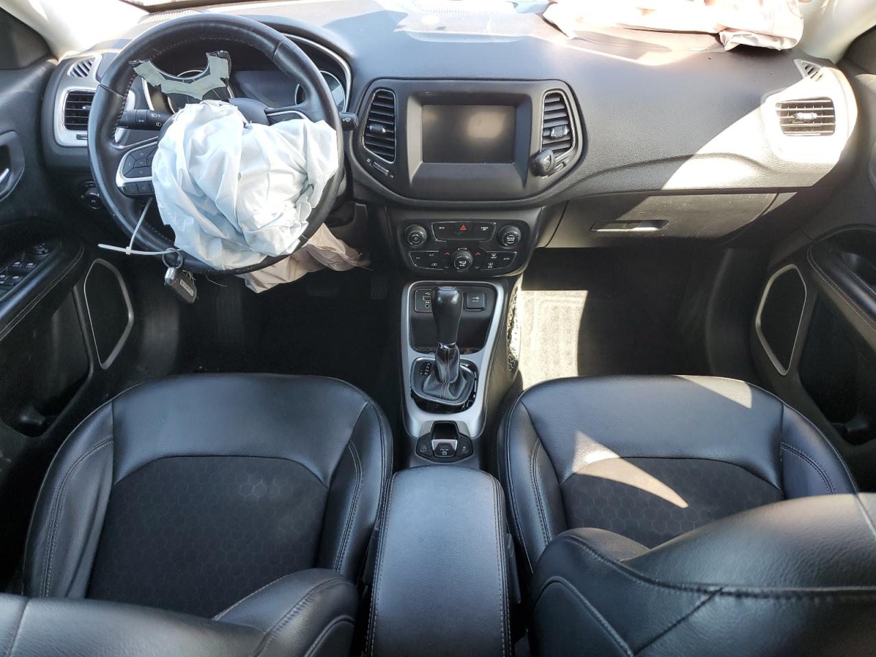 2018 Jeep Compass Latitude VIN: 3C4NJCBB1JT271947 Lot: 70403345