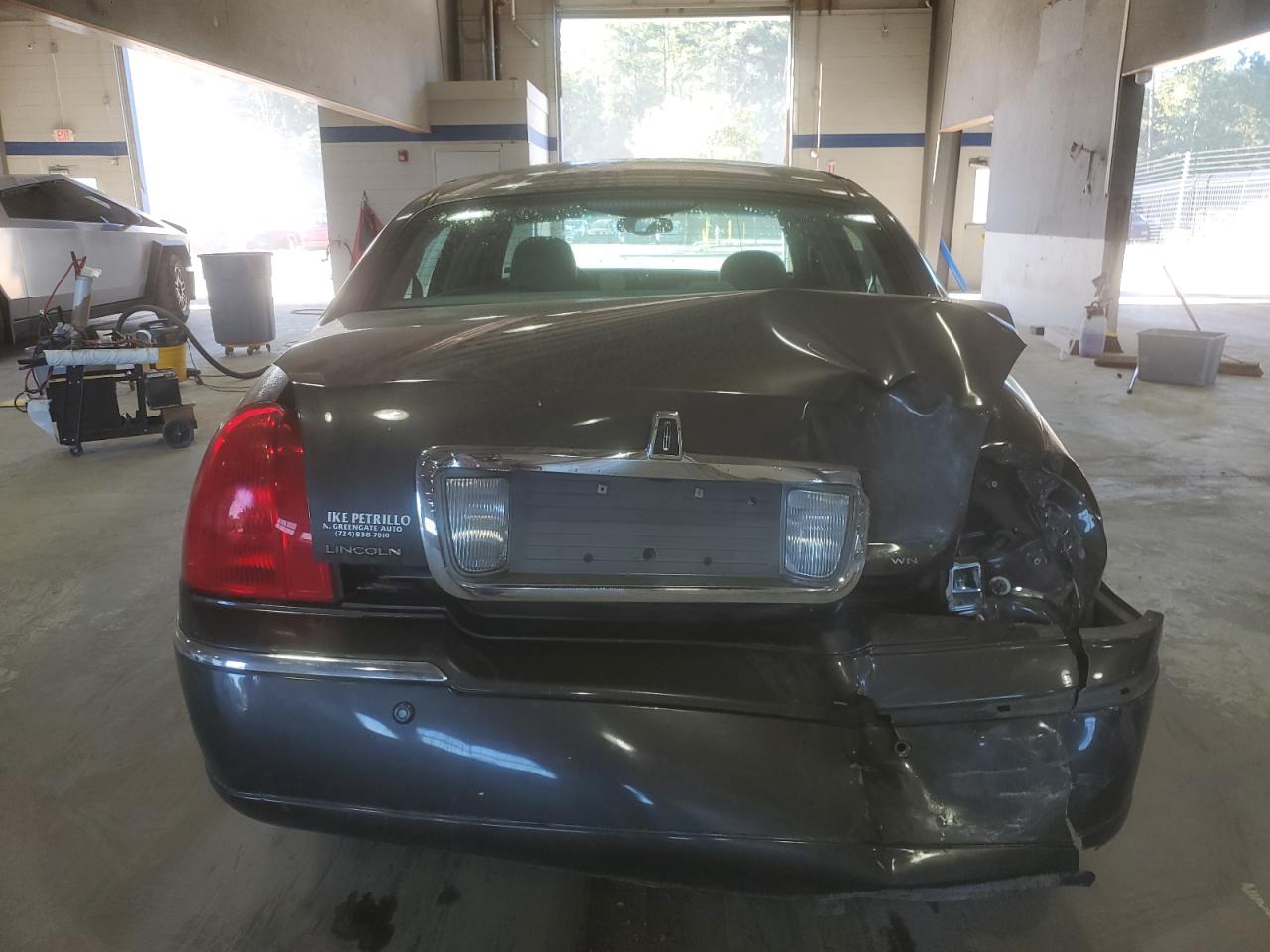 2005 Lincoln Town Car Signature Limited VIN: 1LNHM82W35Y613371 Lot: 71166885