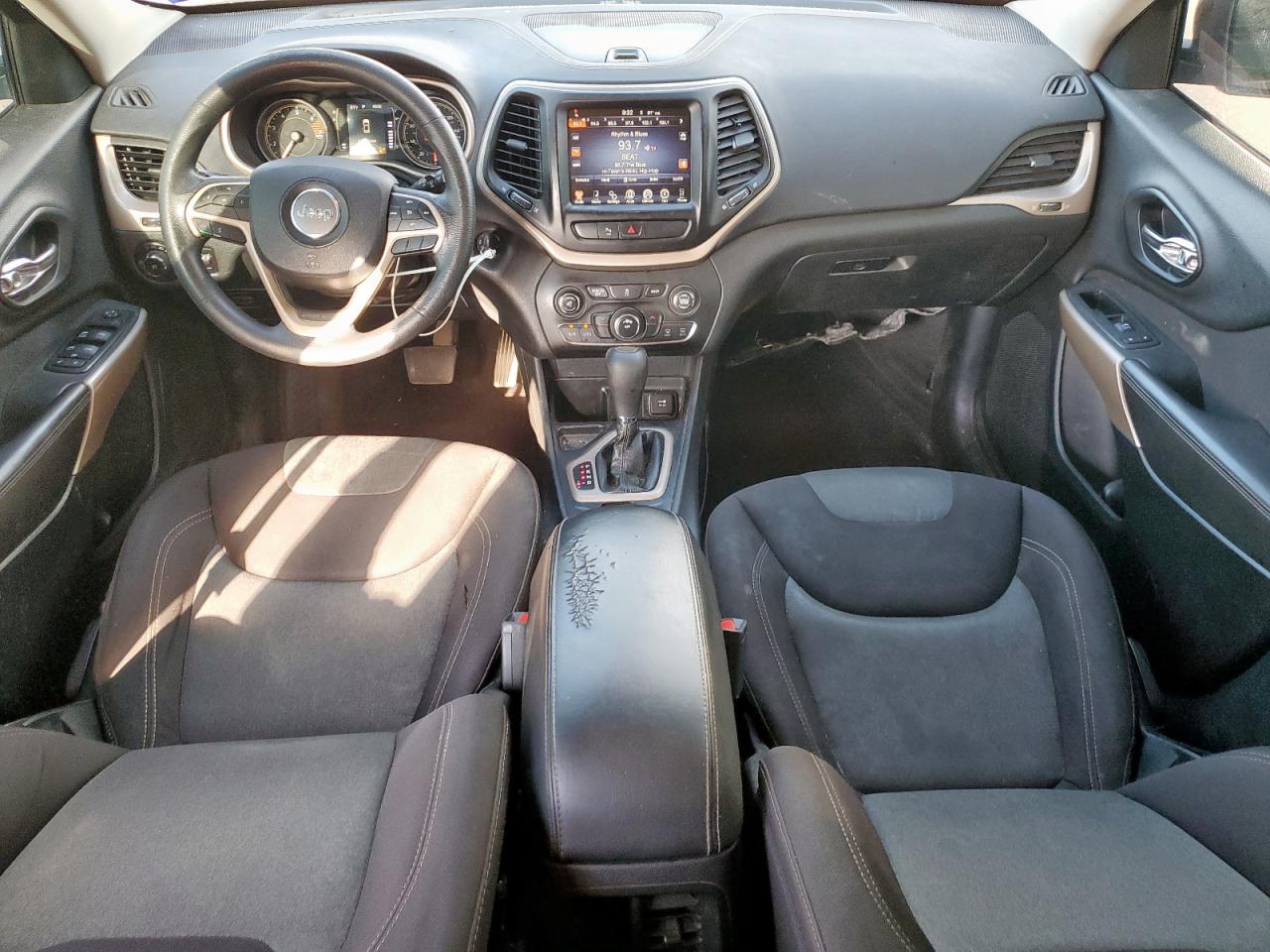 2018 Jeep Cherokee Latitude VIN: 1C4PJLCB4JD606437 Lot: 82161265