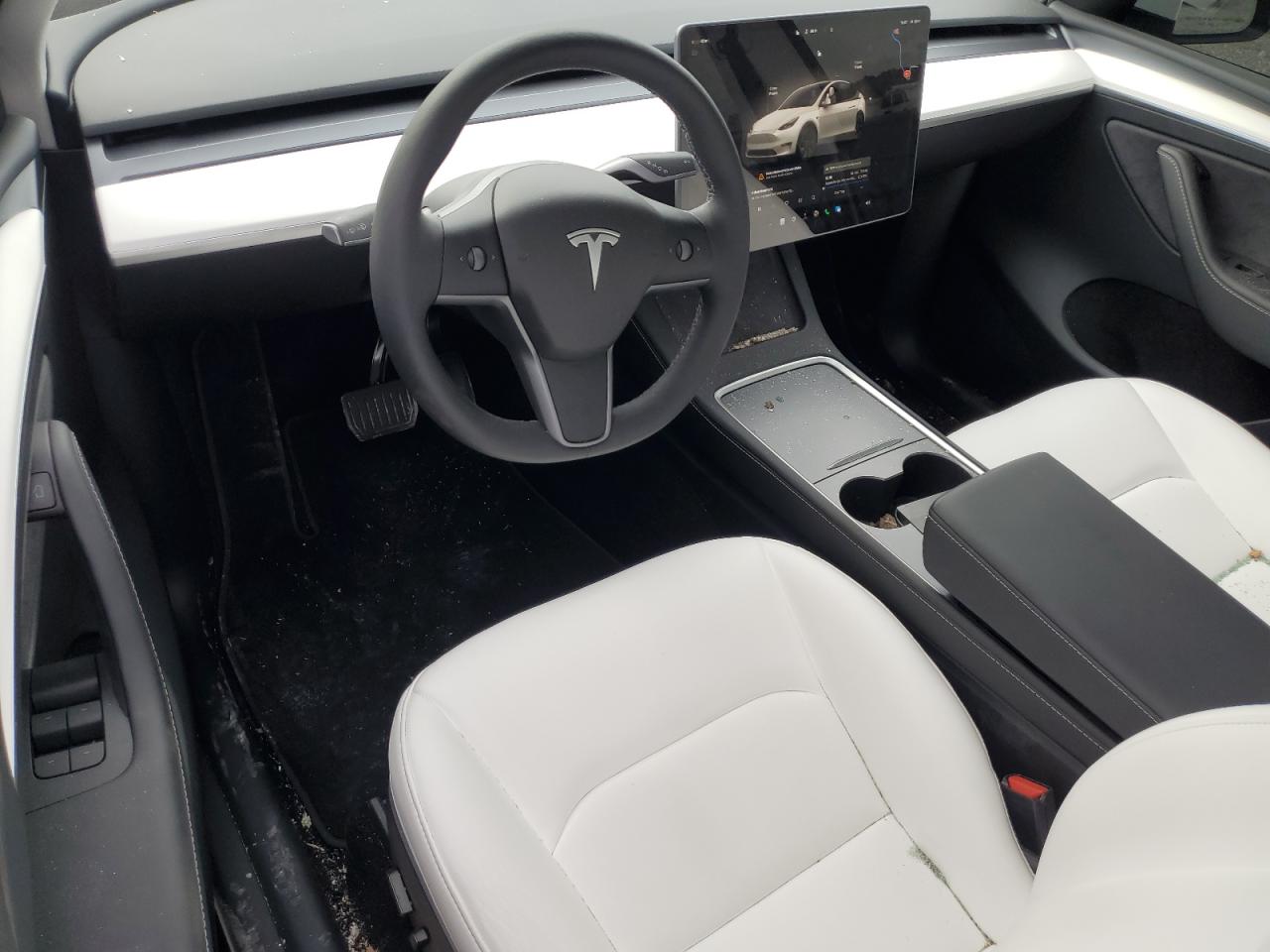 2025 Tesla Model Y VIN: 7SAYGDEE6SF220440 Lot: 82074235