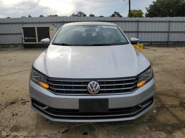  VOLKSWAGEN PASSAT 2017 Серебристый