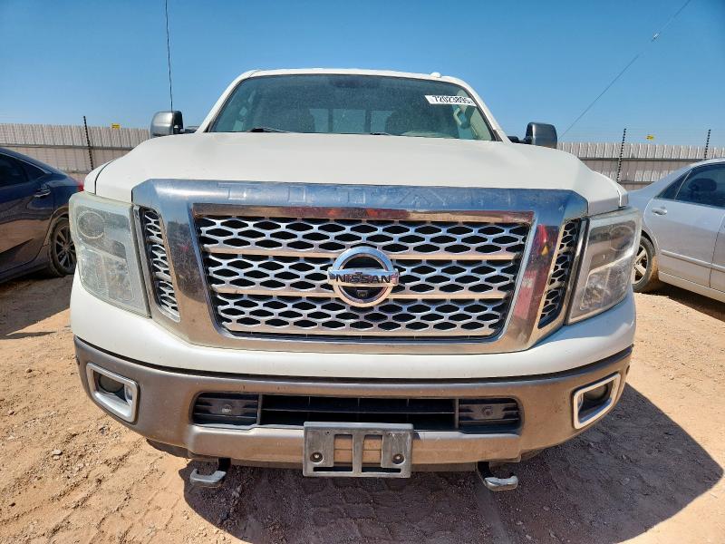 Pickups NISSAN TITAN 2016 Biały