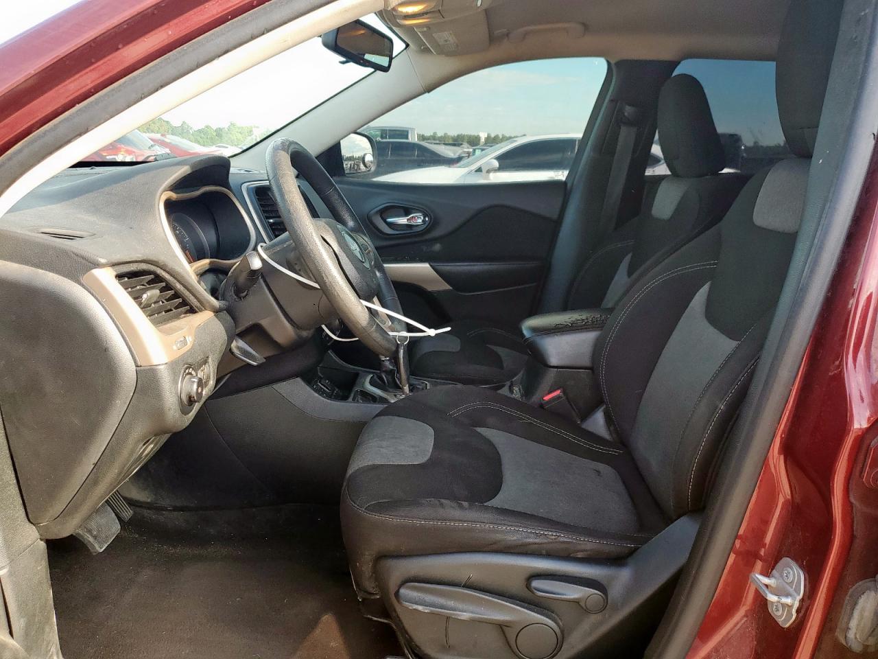 2018 Jeep Cherokee Latitude VIN: 1C4PJLCB4JD606437 Lot: 82161265